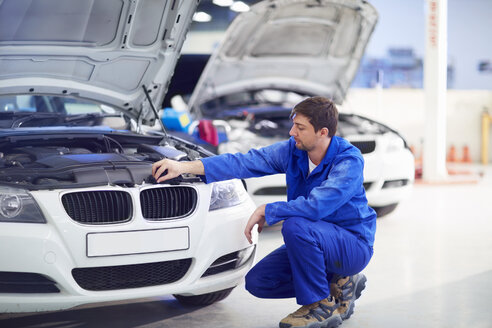 Automechaniker bei der Arbeit in einer Reparaturwerkstatt - ZEF000528