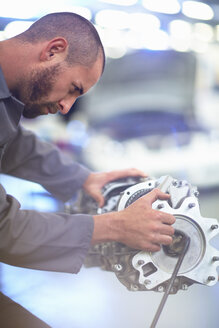 Automechaniker bei der Arbeit am Getriebe in einer Reparaturwerkstatt - ZEF000531