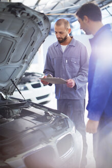 Zwei Automechaniker bei der Arbeit in einer Reparaturwerkstatt - ZEF000533