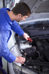 Automechaniker bei der Arbeit in einer Reparaturwerkstatt - ZEF000534