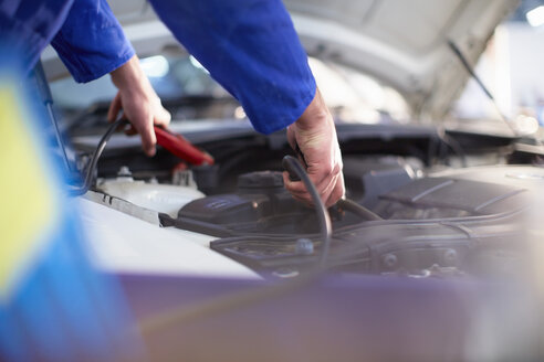 Automechaniker bei der Arbeit in einer Reparaturwerkstatt - ZEF000535