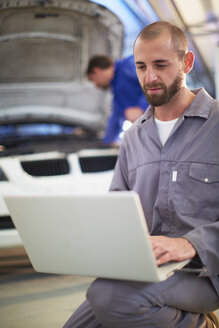 Automechaniker mit Laptop in der Reparaturwerkstatt - ZEF000537