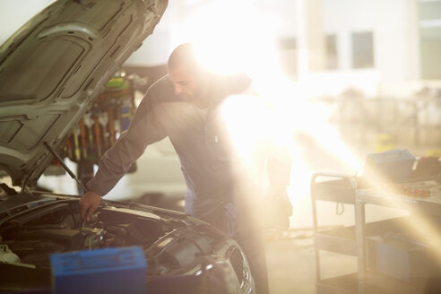 Automechaniker bei der Arbeit in einer Reparaturwerkstatt - ZEF000544
