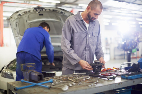 Zwei Automechaniker bei der Arbeit in einer Reparaturwerkstatt - ZEF000516