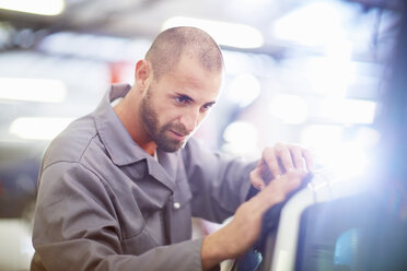 Automechaniker bei der Arbeit in einer Reparaturwerkstatt - ZEF000547