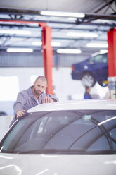 Automechaniker bei der Arbeit in einer Reparaturwerkstatt - ZEF000667