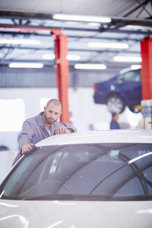 Automechaniker bei der Arbeit in einer Reparaturwerkstatt - ZEF000667