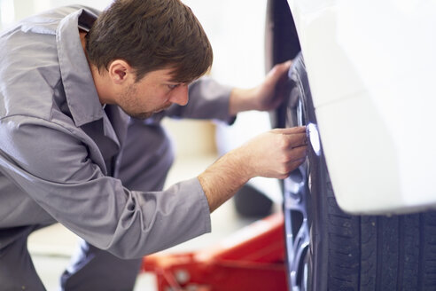 Automechaniker bei der Arbeit in einer Reparaturwerkstatt - ZEF000548