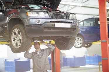 Automechaniker bei der Arbeit in einer Reparaturwerkstatt - ZEF000549