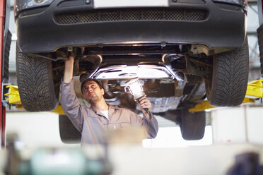 Automechaniker bei der Arbeit in einer Reparaturwerkstatt - ZEF000694