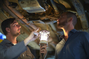 Automechaniker mit einem Kunden in einer Reparaturwerkstatt - ZEF000552