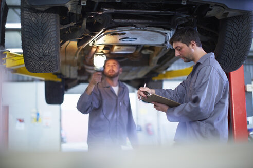 Zwei Automechaniker bei der Arbeit in einer Reparaturwerkstatt - ZEF000558