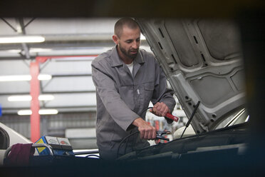 Automechaniker bei der Arbeit in einer Reparaturwerkstatt - ZEF000559