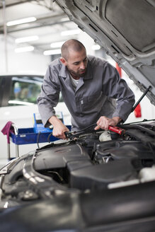 Automechaniker bei der Arbeit in einer Reparaturwerkstatt - ZEF000560