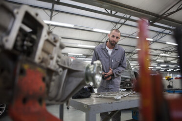 Automechaniker bei der Arbeit in einer Reparaturwerkstatt - ZEF000562