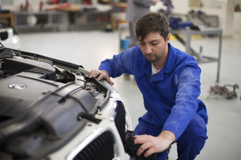 Automechaniker bei der Arbeit in einer Reparaturwerkstatt - ZEF000563