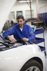 Automechaniker bei der Arbeit in einer Reparaturwerkstatt - ZEF000564