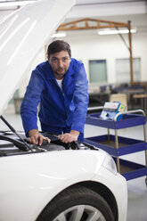 Automechaniker bei der Arbeit in einer Reparaturwerkstatt - ZEF000565