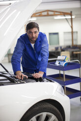 Car mechanic at work in repair garage - ZEF000565