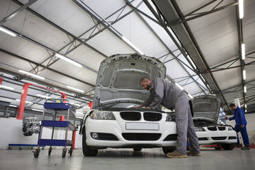 Zwei Automechaniker bei der Arbeit in einer Reparaturwerkstatt - ZEF000568