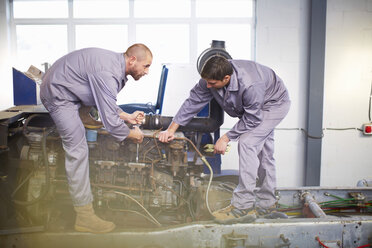 Zwei Dieselmechaniker bei der Arbeit - ZEF000579