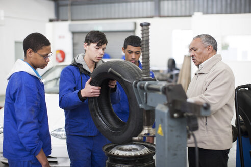 Ausbilder und Auszubildende in der Reparaturwerkstatt - ZEF000581