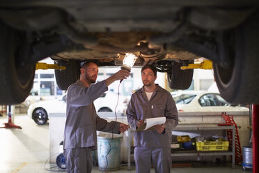 Zwei Automechaniker bei der Arbeit in einer Reparaturwerkstatt - ZEF000504