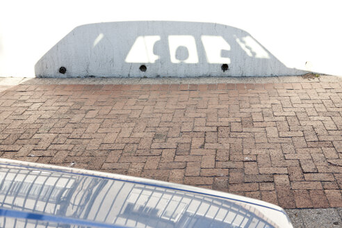Schatten eines geparkten Autos an einer Mauer - ZEF000643