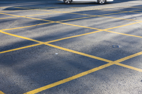 Straße mit gelben Parkverbotslinien, lizenzfreies Stockfoto