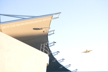 Südafrika, Kapstadt, Veranda des Stadions und fliegendes Flugzeug am Himmel - ZEF000858