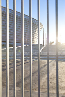 Südafrika, Kapstadt, Blick auf das Stadion durch den Zaun - ZEF000862