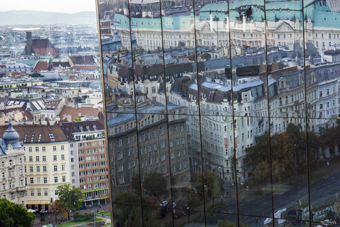 Österreich, Wien, Blick vom Hotel Sofitel Vienna Stephansdom, Spiegelung in einer Glasfassade - WEF000225