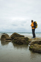 Frankreich, Bretagne, Camaret sur Mer, Älterer Mann beim Wandern an der Atlantikküste - UUF001770