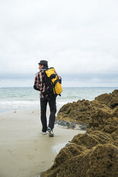 Frankreich, Bretagne, Camaret sur Mer, Älterer Mann beim Wandern an der Atlantikküste - UUF001756