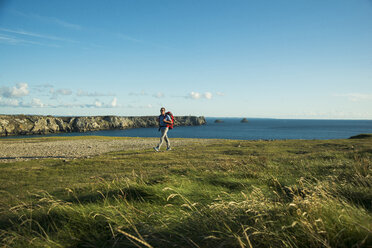 France, Bretagne, Camaret sur Mer, Mature man hiking at Atlanic coast - UUF001757