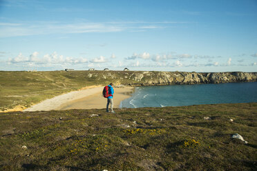 France, Bretagne, Camaret sur Mer, Mature man hiking at Atlanic coast - UUF001758