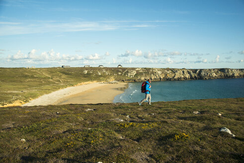 Frankreich, Bretagne, Camaret sur Mer, Älterer Mann beim Wandern an der Atlantikküste - UUF001759