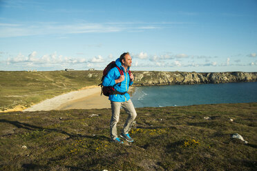 France, Bretagne, Camaret sur Mer, Mature man hiking at Atlanic coast - UUF001760