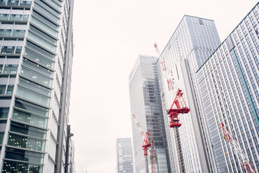 Japan, Tokyo, Skypscrapers and construction cranes - FLF000517