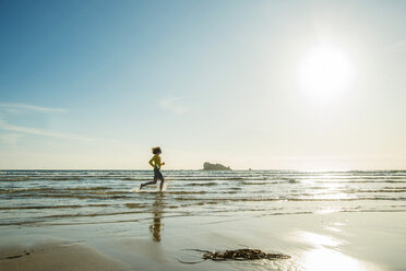 Frankreich, Bretagne, Camaret-sur-Mer, jugendliches Mädchen läuft im Meer - UUF001787
