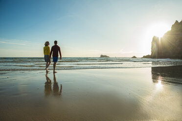 Frankreich, Bretagne, Camaret-sur-Mer, jugendliches Paar am Strand, das am Strand spazieren geht - UUF001793