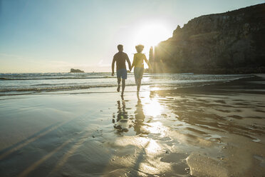 Frankreich, Bretagne, Camaret-sur-Mer, jugendliches Paar läuft am Strand - UUF001807
