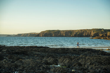 Frankreich, Bretagne, Camaret-sur-Mer, Surfer an der Küste - UUF001801