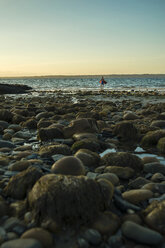 Frankreich, Bretagne, Camaret-sur-Mer, Surfer am Strand bei Sonnenuntergang - UUF001808