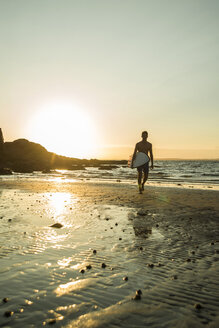 Frankreich, Bretagne, Camaret-sur-Mer, Surfer am Strand bei Sonnenuntergang - UUF001804