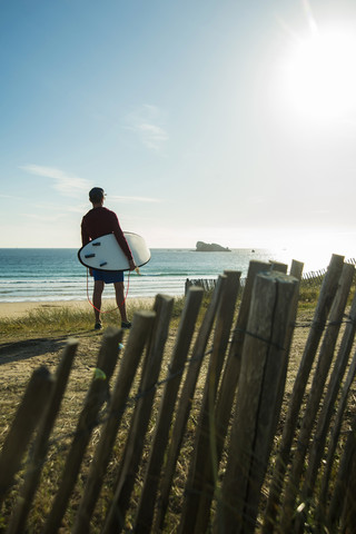 Frankreich, Bretagne, Camaret-sur-Mer, Surfer an der Küste, lizenzfreies Stockfoto