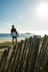 Frankreich, Bretagne, Camaret-sur-Mer, Surfer an der Küste - UUF001805