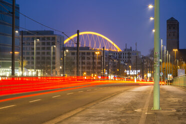 Deutschland, Nordrhein-Westfalen, Köln, Köln-Deutz, Deutzer Brücke und Lanxess Arena im Hintergrund, am Abend - WGF000451
