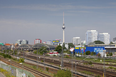 Deutschland, Berlin, Stadtansicht, Gewerbegebiet, Hochhäuser, Berliner Fernsehturm im Hintergrund - WIF001037