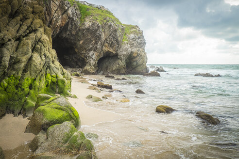 Mexico, Nayarit, Sayulita, Pacific Coast, beach with cave - ABAF001479